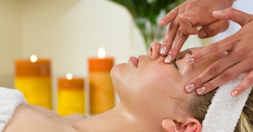 massage mặt bằng dầu dừa