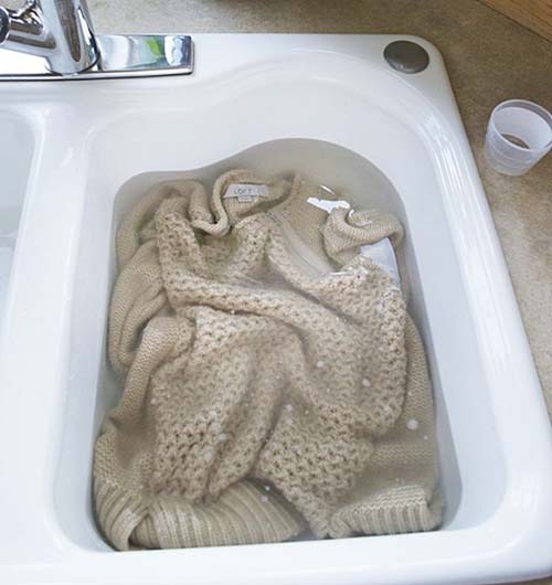 Tuyệt chiêu giặt áo len đúng cách để tránh bị xù, bị giãn