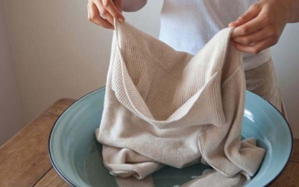 Tuyệt chiêu giặt áo len đúng cách để tránh bị xù, bị giãn