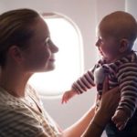 điều cha mẹ cần biết khi mang con trẻ lên máy bay