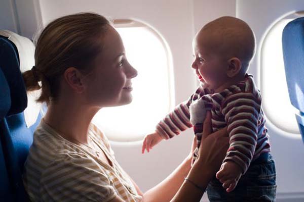điều cha mẹ cần biết khi mang con trẻ lên máy bay
