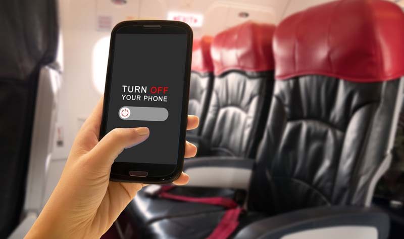 Tại sao bạn phải tắt điện thoại trên máy bay