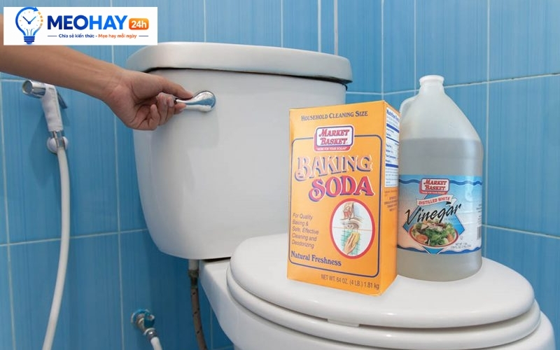 Tẩy vết ố vàng trên bồn cầu sạch như mới