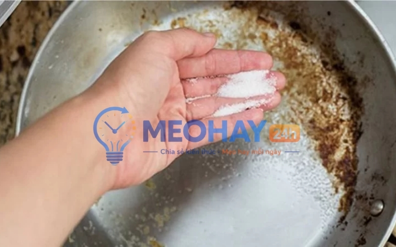 Dùng muối để hỗ trợ làm sạch nồi nhôm
