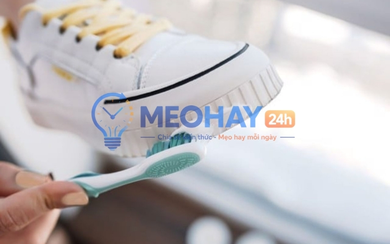 Giặt giày trắng bằng gì để sạch mà hạn chế ố vàng?