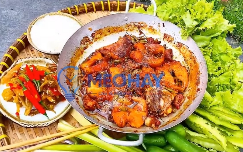 kho cá với nước dừa tươi giúp khử tanh và tạo vị ngọt thanh tự nhiên