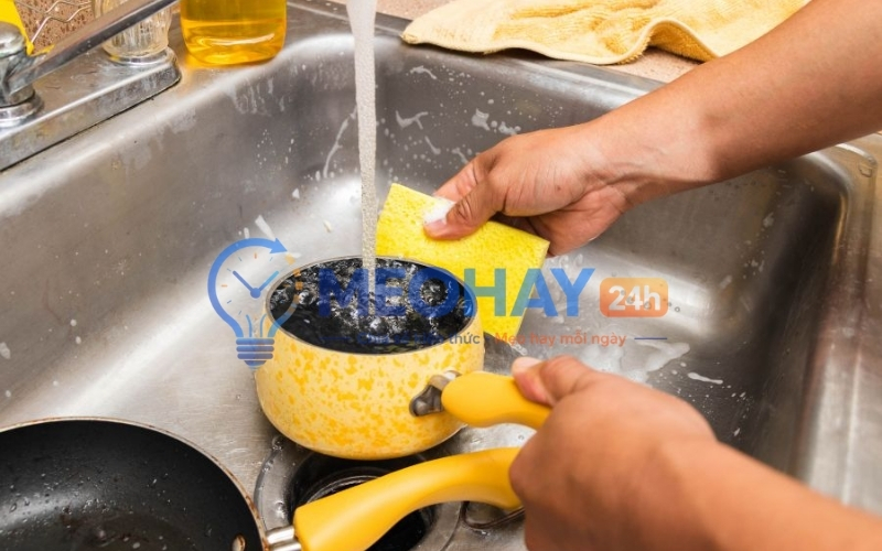 Làm sạch nồi nhôm bị cháy đen bằng nước nóng