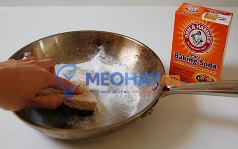 Làm sạch nồi nhôm bị đen bằng baking soda