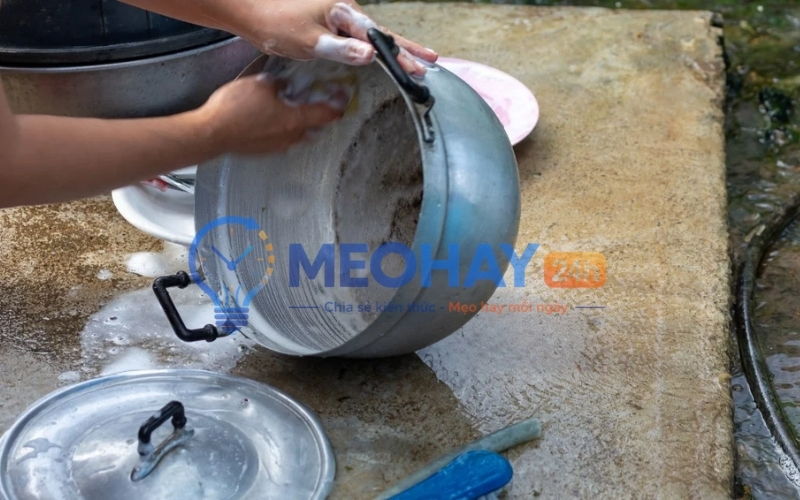 Những cách không nên dùng khi làm sạch nồi nhôm bị đen