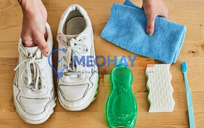 Những sai lầm khiến giày trắng càng giặt càng dễ bị vàng